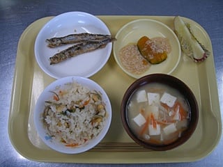 青菜いり大豆じゃこご飯、ししゃもの唐揚げ、カボチャのそぼろ煮、エノキのみそ汁
